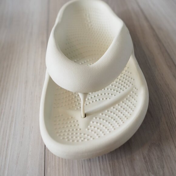 Crocs Mellow Recovery Flip Flops Cream Stucco Size Unisex W 10 M 8 - Picture 10 of 11